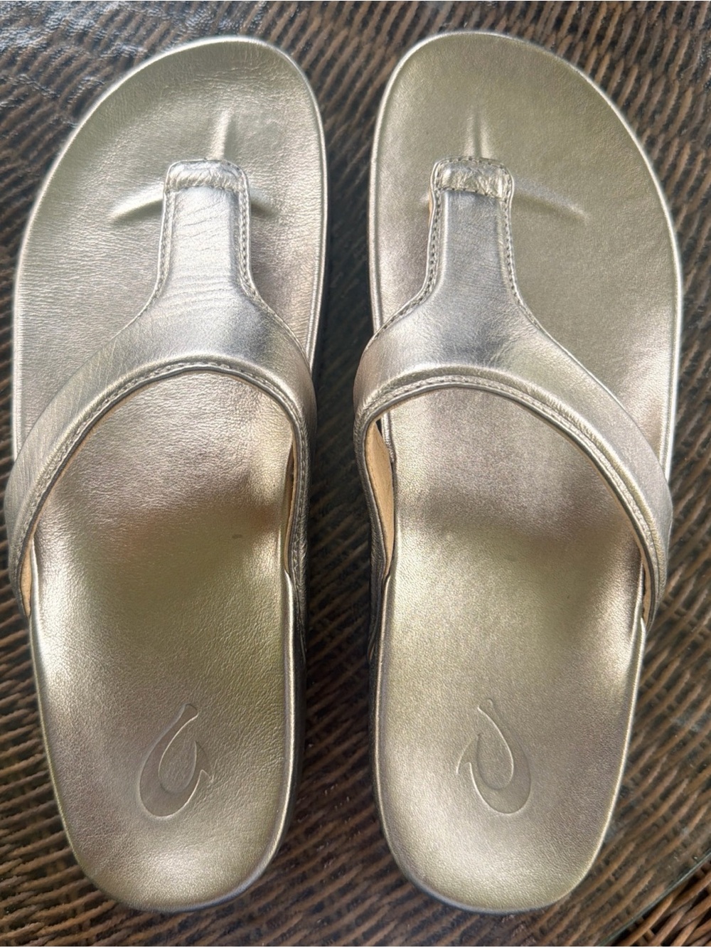 OluKai Kipe’a Lipi Gold Sandals Flip Flops Bubbly size 9 - Picture 2 of 4